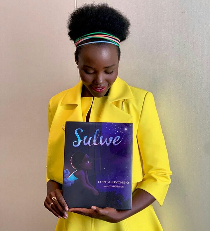 Lupita Nyongo encourages black women to keep their skin color in her new book “sulwe”