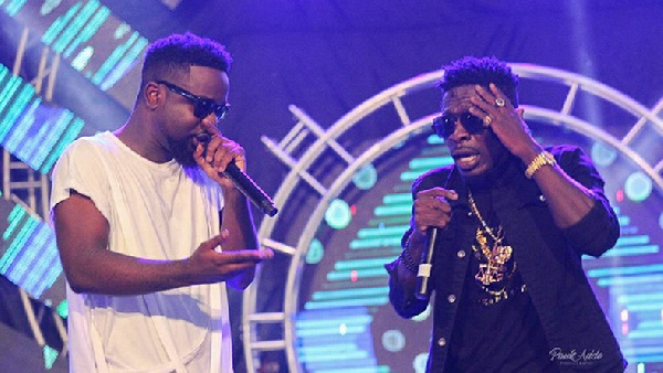Angry Sarkodie claps back at Shatta Wale for jabbing him again, tells him to stop fooling