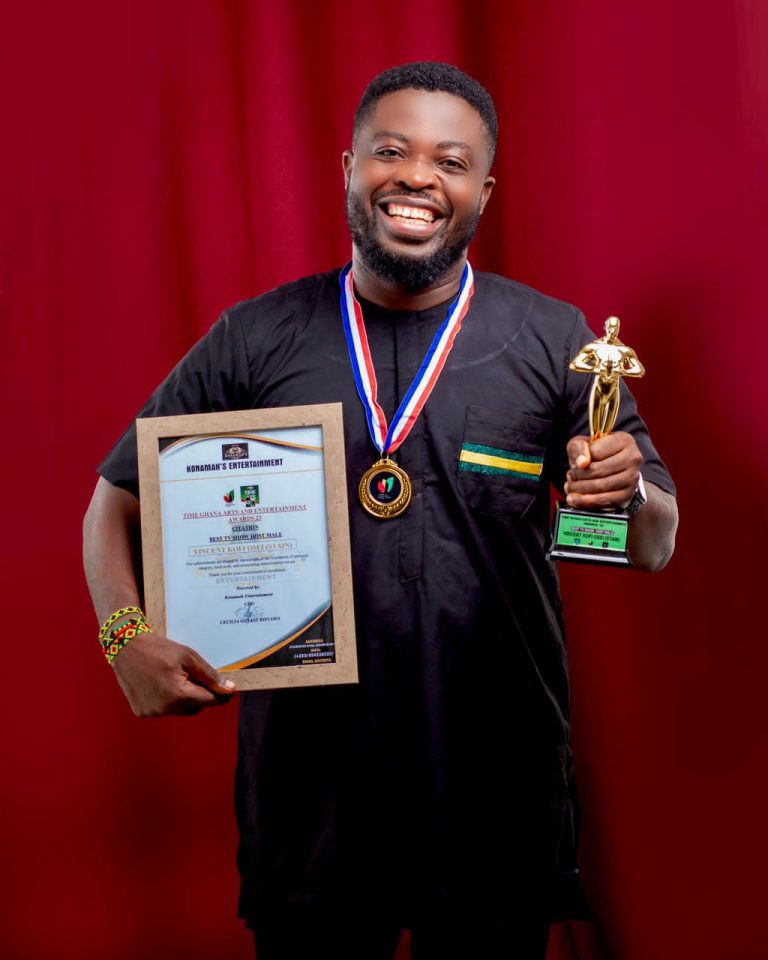 Stain Awarded At Time Ghana Art and Entertainment Awards As Best TV Host.,